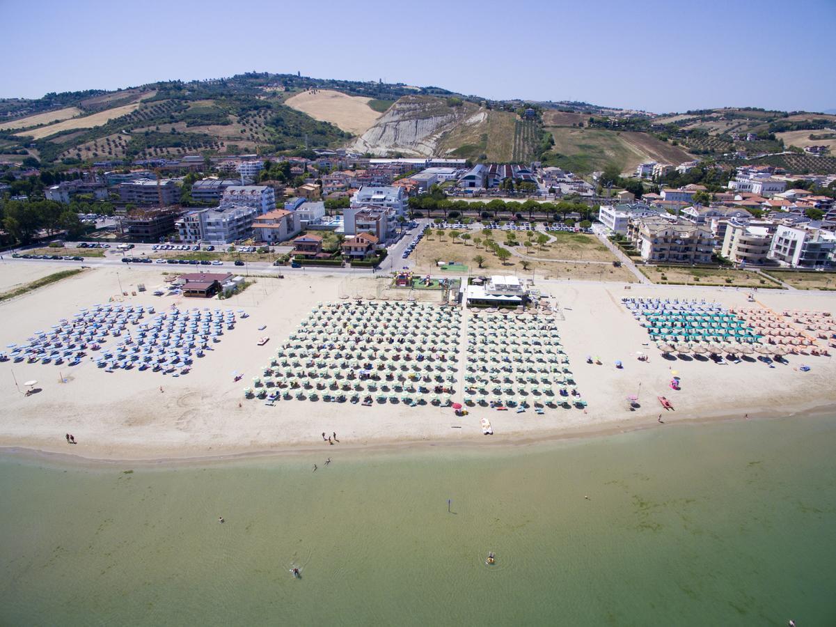 Case vacanze Blue Bay Resort Roseto Degli Abruzzi Exterior foto